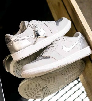 Air Jordan 1 Low SE Metallic Silver