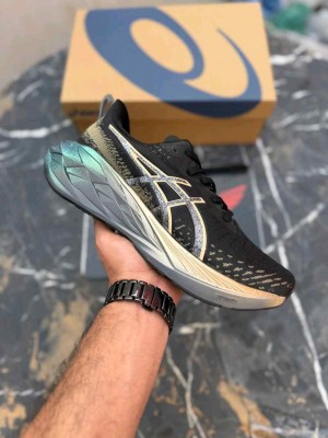 asicss Black Novablast 4 Platinum Champagne