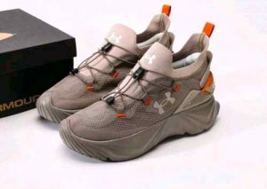 Under Armourr Hiking Khaki Brown