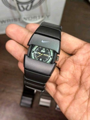 NIKE BLACK ANALOG