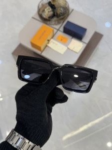 Louis_Vuitton_1940_Gold_Black