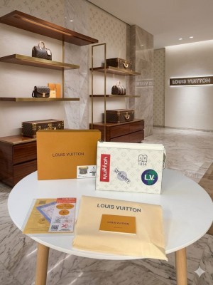 lv Men s Premium Quality toiletry bag With og box and dust bag