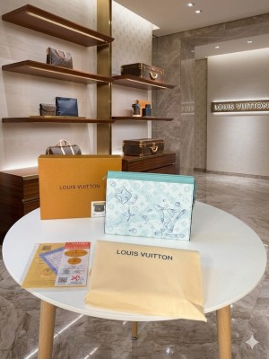 lv Men s Premium Quality toiletry bag With og box and dust bag