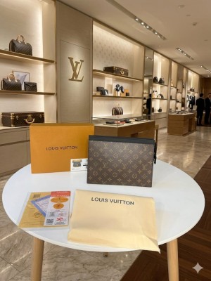 lv Men s Premium Quality toiletry bag With og box and dust bag