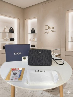 Dio r Men s Premium Quality toiletry bag With og box and dust bag