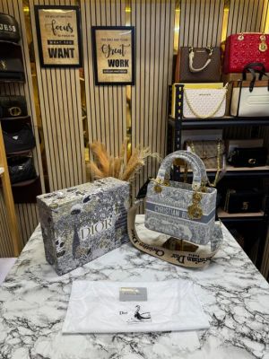 Christian_Dior_Lady_Embroidered_Canvas_Toile_De_Jouy_Style_Premium_Quality_(Grey-0889)