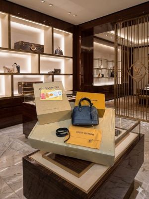 Louis_vuitton_lv_alma_bb_embossed_monogram_with_doublebox_&_accessories_etc_595