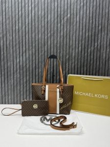 Michael_Kors_CB_40628_Jet_Set_TravelTote_With_Wallet_DustCover_CarryBag