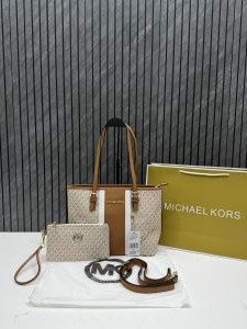Michael_Kors_CB_40628_Jet_Set_TravelTote_With_Wallet_DustCover_CarryBag