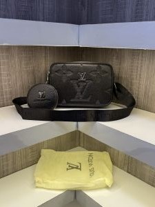 Loui s Vuitton Mens Crossbody Side bag with Extra pouch & dust bag