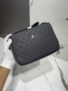 Loui_s Vuitton 2006 all over monogram design side bag 