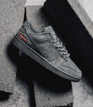 NIK.E SB DUNK LOW GREY X SUPREME 