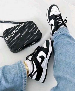 nikee sb dunk low panda for her fix