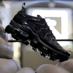 nikee  air vapormax plus  TRIPLE BLACK