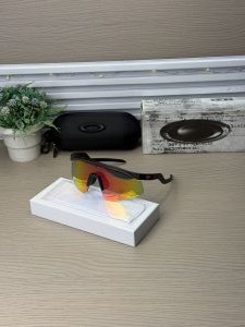 Oakle.y__4929_Universal