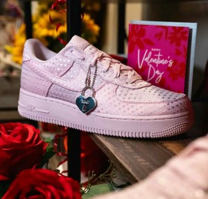 Nik e Airforce 1 Womens Retro Valentines Day Pink
