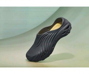 CrocsS Echo Wave Clogs Black Sand