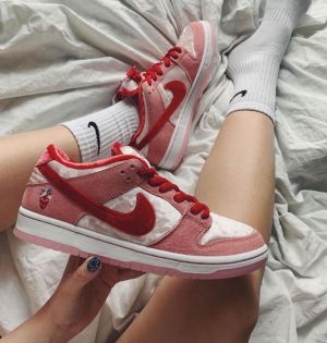 WMN Nikkee Sb Dunk Low Strangeloves womens