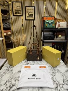 Michae_l korsVeronica Medium Dome Logo Shoulder Bag With Box And Dust Bag (M05)(Coffee Brown)