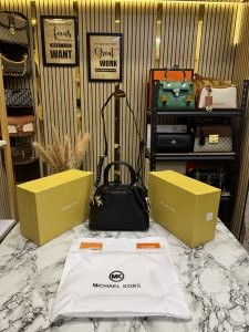 Michae_l Kors Veronica Medium Dome Logo Shoulder Bag With Box And Dust Bag (M05)(Black)