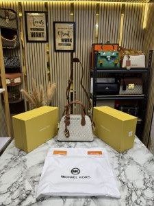 Michae_l Kors Veronica Medium Dome Logo Shoulder Bag With Box And Dust Bag (M05)(Biege Brown)