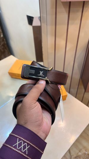 LV  LOUI_S VUITTO N PREMIUM QUALITY IMP  BELT WITH OG BOX