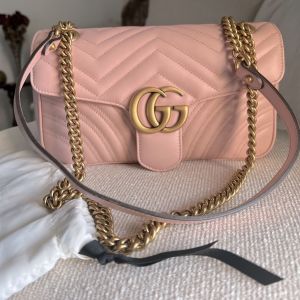 Guccii_ GG Marmont matelass bag features chevron quilting and antique gold-toned hardware with Box premium quality