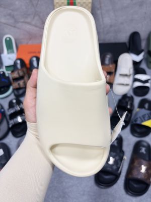 ADIDAAS YEEZY SLIDES BEIGE