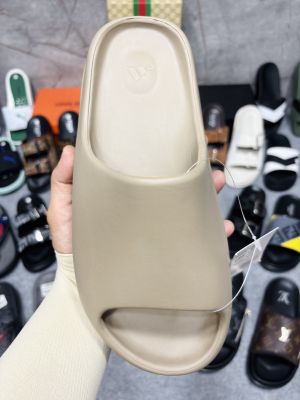 ADIDAAS YEEZY SLIDES BROWN 