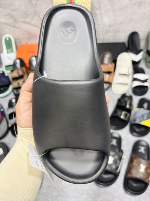 ADIDAAS YEEZY SLIDES BLACK