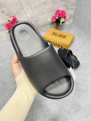 ADIDAAS YEEZY SLIDES BLACK