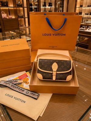 Louiiss vuitton Lv Diane Monogram crossbody Bag With Magnetic Box & Carrybag Premium Model 655