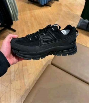 Nikkee Zoom Vomero Roam triple Black