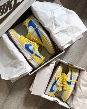 NIKkEE AIR JORDAN RETRO 1 LOW TRAVIS SCOTT CANARY