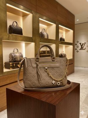 Louii.s Vuitton Skyline Handbag with box dustbag box  6525