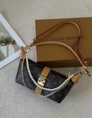 Louiis vuitton mia pochette with og box