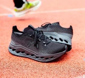 On cloud surfer Max Black Eclipse