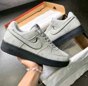 NIKkEE AIRFORCE SUEDE BLACK SMOKE GREY