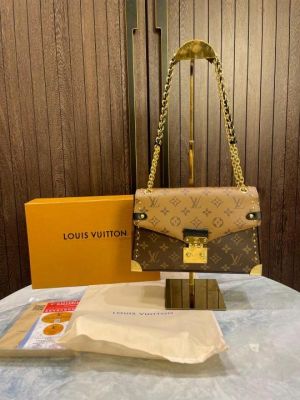 louiis vuitton petite melle bag wit agnet og box and dust bag 523