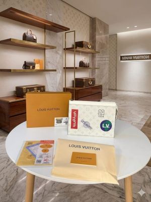 Louiis vuitton mens toiletry messenger pouch with OGBOX DUSTCOVER CARD model no 472