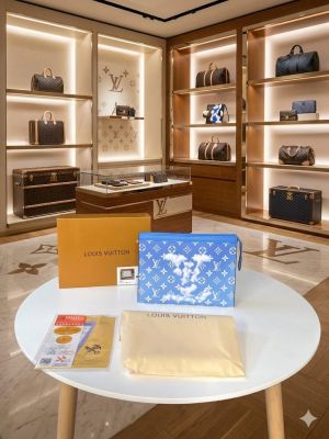 Louuis vuitton mens toiletry messenger pouch with OGBOX DUSTCOVER CARD model no 467