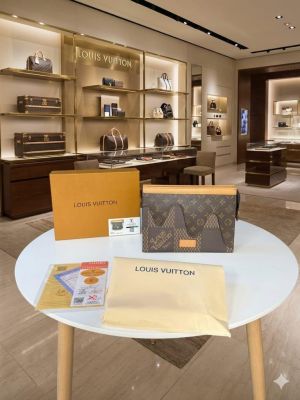 Louuis vuitton mens toiletry messenger pouch with OGBOX DUSTCOVER CARD model no 475