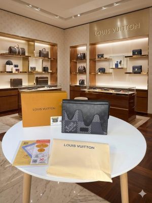 Louuis vuitton mens toiletry messenger pouch with OGBOX DUSTCOVER CARD model no 470