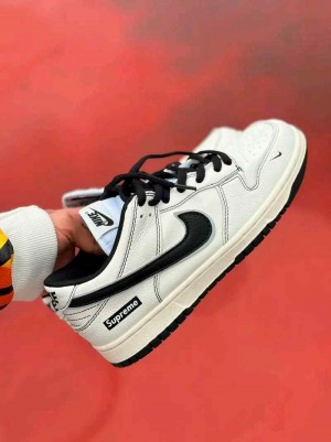 SB Dunk Low x Supreme Black sneakers