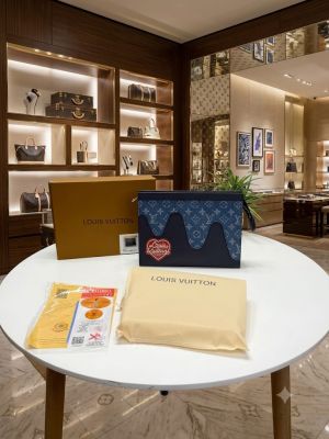 Louiis vuitton lv PREMIUM LEATHER Toiletry Messenger Pouch WITH OGBOX CARDS DUSTBAG TAGS ETC model 497