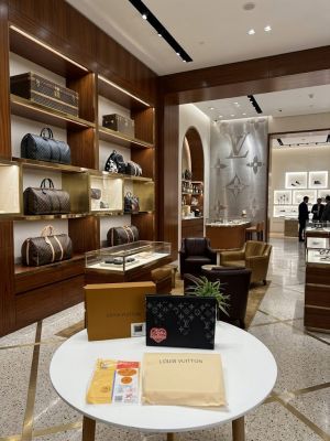 Louiis vuitton lv PREMIUM LEATHER Toiletry Messenger Pouch WITH OGBOX CARDS DUSTBAG TAGS ETC model 497