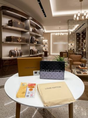 Louiis vuitton lv PREMIUM LEATHER Toiletry Messenger Pouch WITH OGBOX CARDS DUSTBAG TAGS ETC model 493