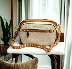 _Michaeel Kors jet pochette with box(100868-biege-brown)