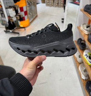 On cloud surfer Max Black Eclipse