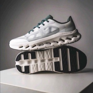 ON RUNNING CLOUD TILT REMIX GREEN